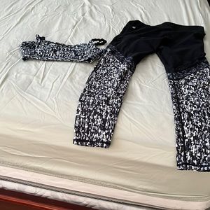 Black and white work out bra and leggings